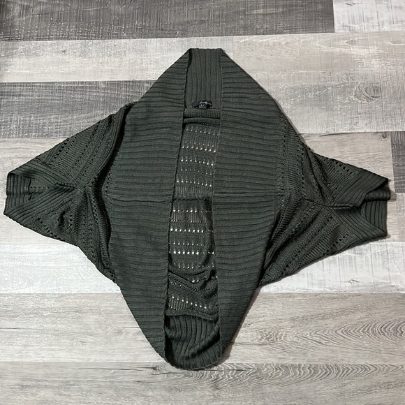 NWOT Forever 21 Gray Sweater Wrap Cardigan Short Sleeve Cocoon Tunic Dolman - Picture 9 of 14